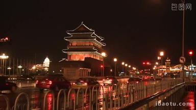 汽车总线及人们从燃烧的夜北京灯笼街道的交通，.